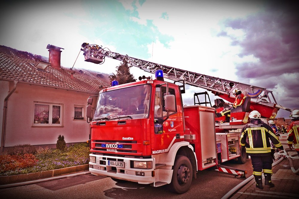 Wohnhausbrand in Kronau - Feuerwehr rettet junge Frau und Hund