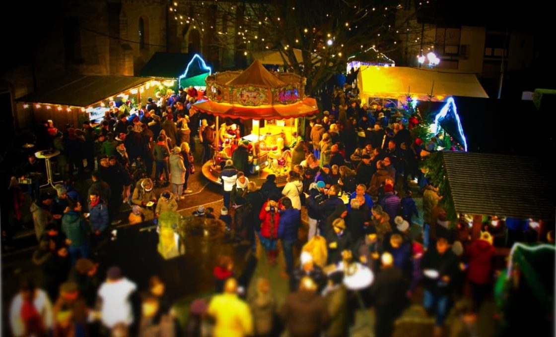 Östringer Weihnachtsmarkt am zweiten Advent auf dem Kirchberg