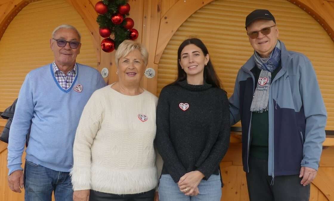 Foto (© Martin Stock): Zeigen Herz für die Bürgerstiftung, für Bruchsal und für den Weihnachtsmarkt: Hans und Ingrid Alt, Sally Koch und Gilbert Bürk (v.l.)